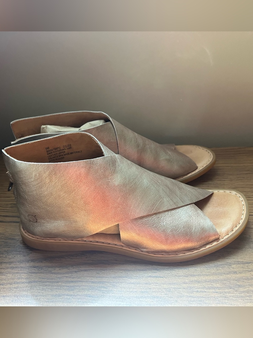 NEW BORN IWA SANDALS 8 GOLD BRONZE